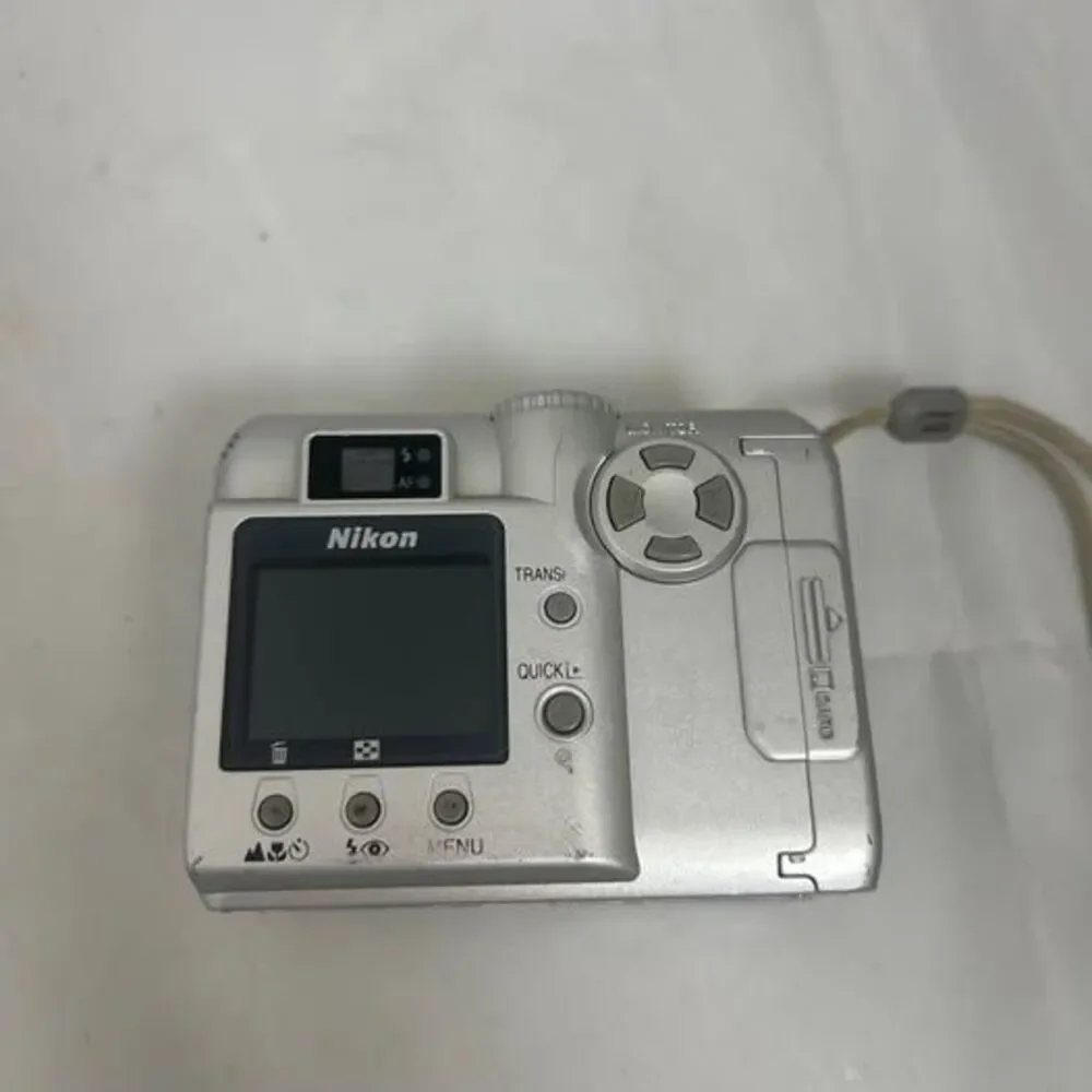 Nikon COOLPIX 775 Digital Camera 2.0MP – Silver – Untested As-Is